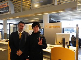 ルフトハンザのカウンター前で。乗り継ぎミスにも丁寧に対応してくださいました