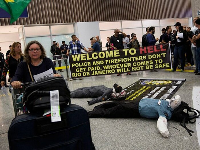 強盗に遭っている人は見捨てろ!?五輪開催地リオは「最悪」の状況。＜Number Web＞ photograph by AFLO