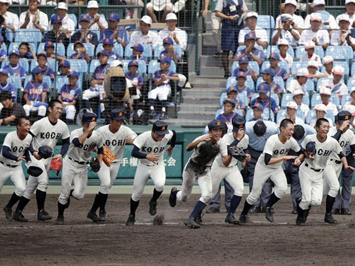 高知商が選手に施した「洗脳」。明徳義塾撃破を胸に、甲子園優勝へ。<Number Web> photograph by Kyodo News