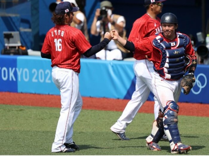 国際試合では超重要! 甲斐拓也の「初見の投手」も攻略できる“捕手脳”と“瞬時の切り替え”<9番打者がキーマンに><Number Web> photograph by Getty Images