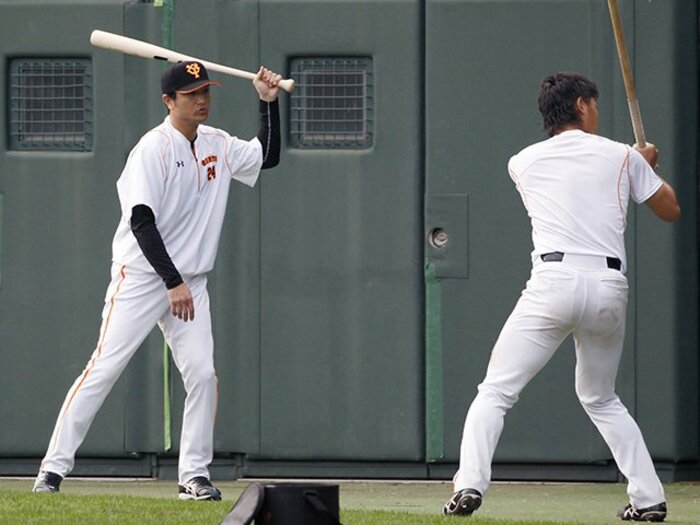 新監督と名伯楽の指導が飛び交う！巨人、貧打解消へのキャンプイン。＜Number Web＞ photograph by Kyodo News