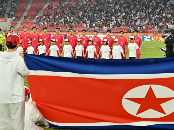 「整列拒否はやめた方がいい」鄭大世が北朝鮮代表の行動に胸を痛め…北朝鮮コーチが明かす日本戦への“特別な感情”「アジアでは東の横綱。韓国よりも上では…」＜Number Web＞ photograph by JIJI PRESS