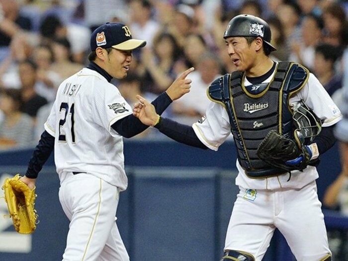 金子千尋を巡る三角関係に終止符を。伊藤光の座を狙う若月健矢の責任感。＜Number Web＞ photograph by Kyodo News