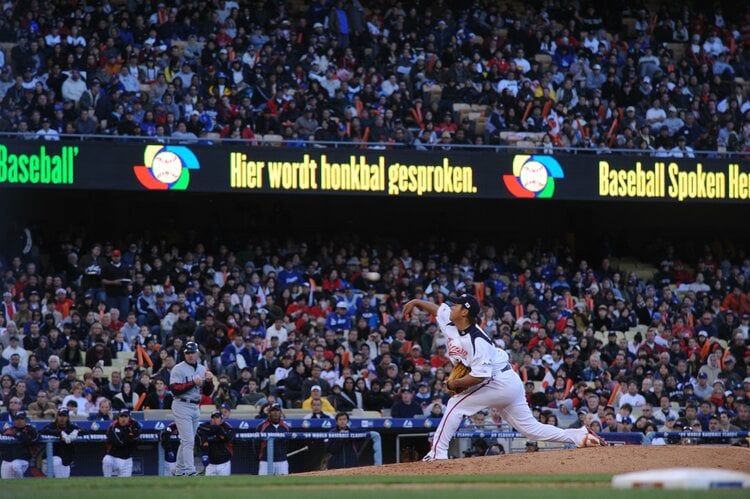 WBCの時のイチローと松坂 2006年、WBC日本代表の練習中、イチローと談笑する松坂