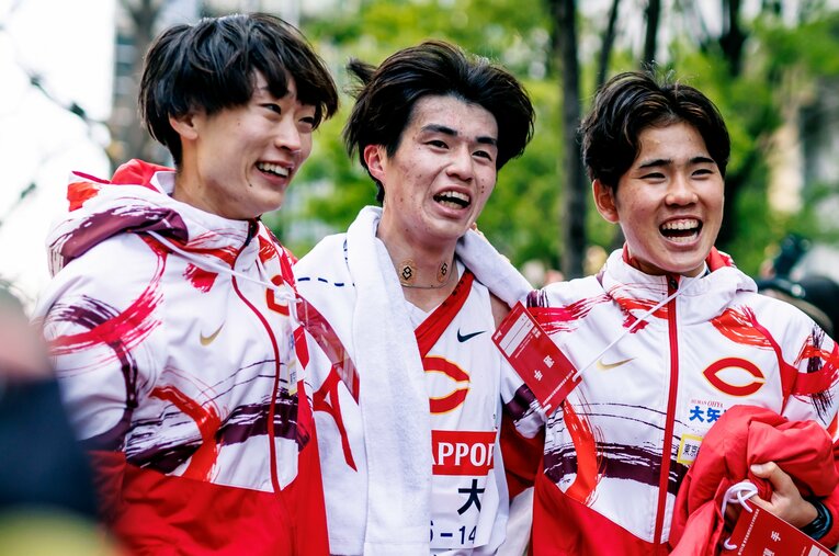 まさかのシード落ちから1年……往路2位、総合5位と見事に復活を遂げた中大。アンカー藤田大智（2年）を笑顔で迎える ／ photograph by Kiichi Matsumoto