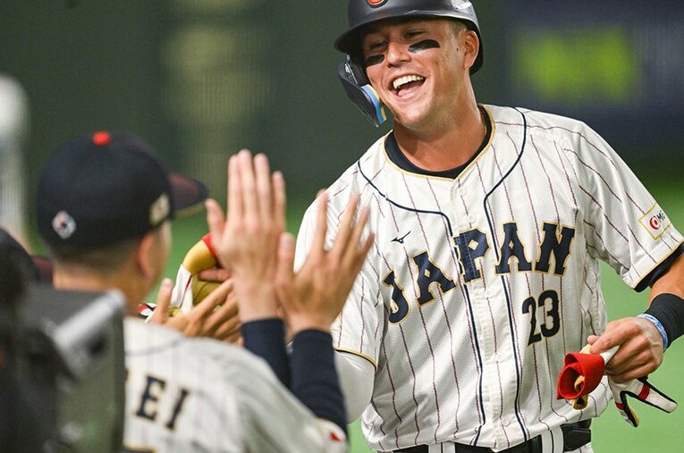 ハッスルプレー連発の「たっちゃん」ことラーズ・ヌートバー。日本の野球ファンの心をわずか数試合で鷲掴みにしている ／ photograph by Nanae Suzuki