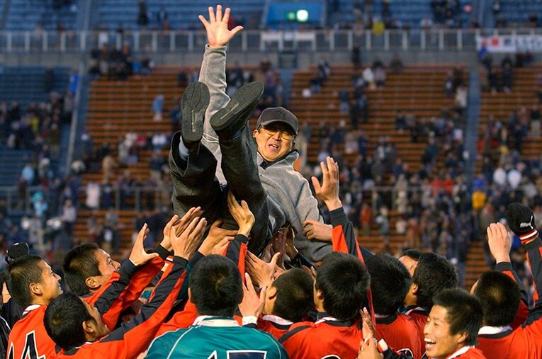 2004年度の高校サッカー選手権で優勝した際の鹿児島実・松澤監督。彼の歩んだ人生とは？ ／ photograph by JIJI PRESS