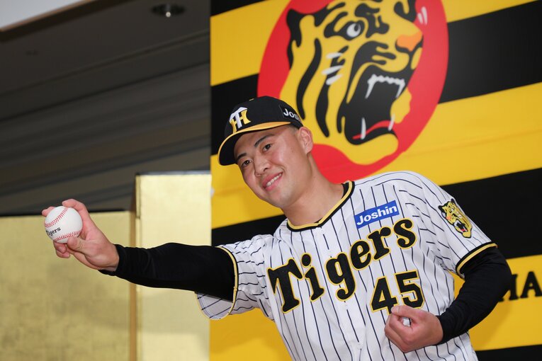 阪神の新入団選手発表で、ポーズを取るドラフト5位の佐野大陽（2024年12月）©︎JIJI PRESS