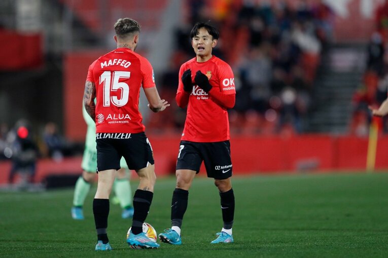 久保建英の“劇的決勝ゴール後に消えた疾走”は「客席に飛び込みたかったけど高すぎて無理」だった？《カメラマンが見た真相》(16)