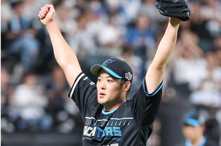 ピンチを脱出して両手をつき上げる日本ハム・齋藤友貴哉投手 ／ photograph by SANKEI SHIMBUN