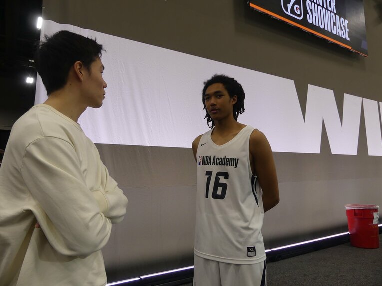 憧れの馬場雄大と対面したジェイコブス晶（2022年）　©︎Yoko Miyaji