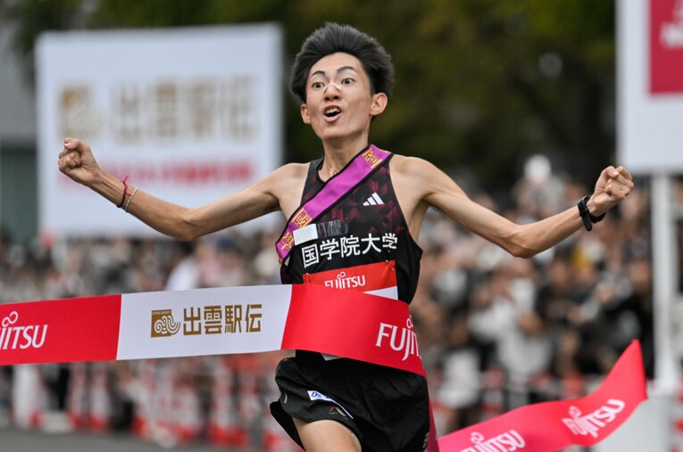 アンカー勝負で駒大の篠原を振り切り、エースの貫禄を見せた平林　©Nanae Suzuki