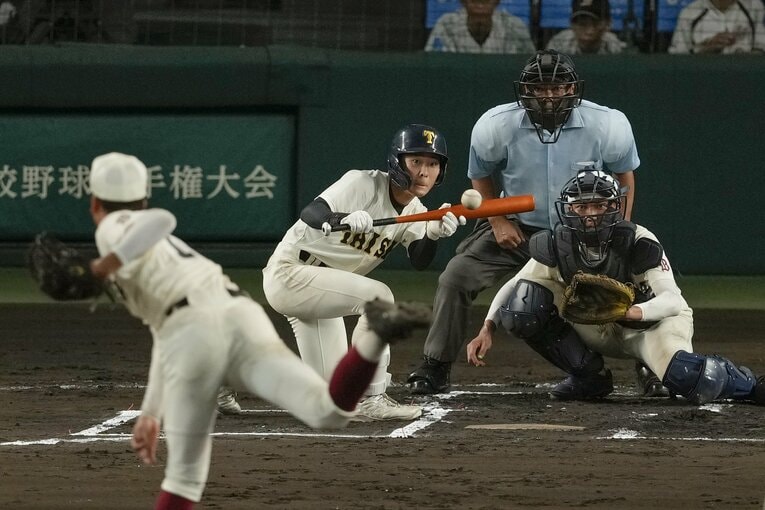 2年前の甲子園、大社vs早稲田実業。延長11回に代打で登場した大社・安松大希が、公式戦初打席で三塁線に「神バント」を決めた ©KYODO