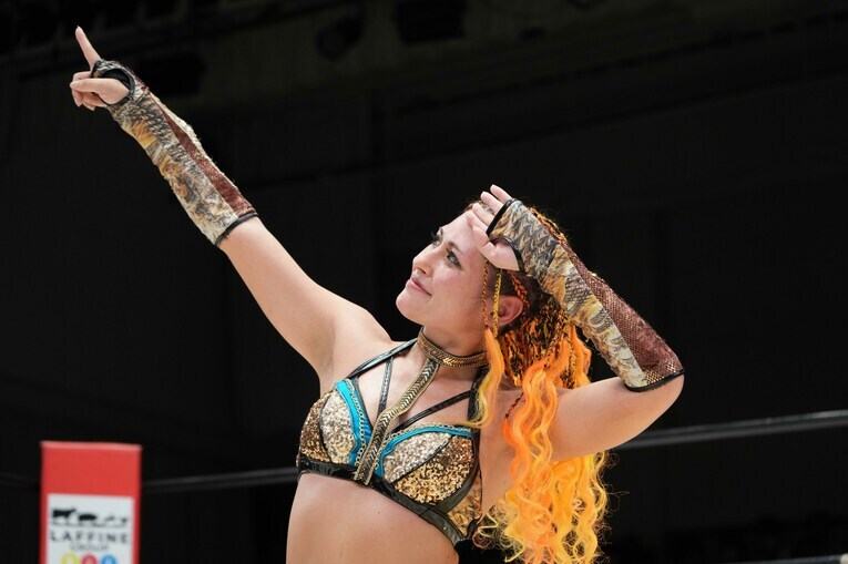 ポーズを決めるジュリア　©Essei Hara