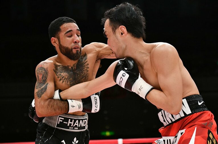 山中の右腕を抱えこんでパンチを打ち込むネリ。この男、一体どこまで……。 ／ photograph by Hiroaki Yamaguchi