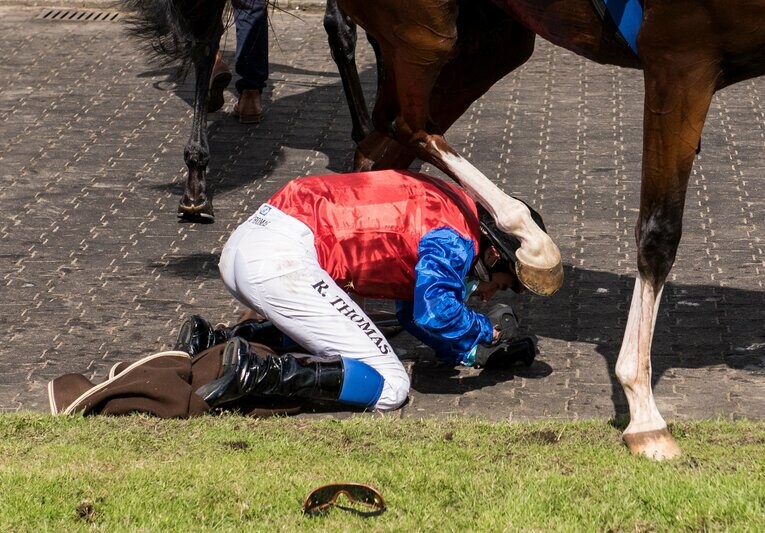 2020年7月、独ダービーを制したインスウープに踏まれそうになるR・トーマス　©Getty Images