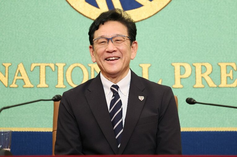 WBC優勝後の3月27日、日本記者クラブの会見で大会を振り返る栗山英樹監督。侍ジャパンを世界一に導いた「信じ抜く采配」のルーツとは ／ photograph by JIJI PRESS