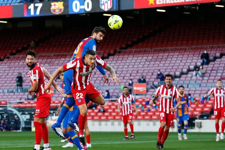 ピケがヘディングシュートを放つが……©Daisuke Nakashima