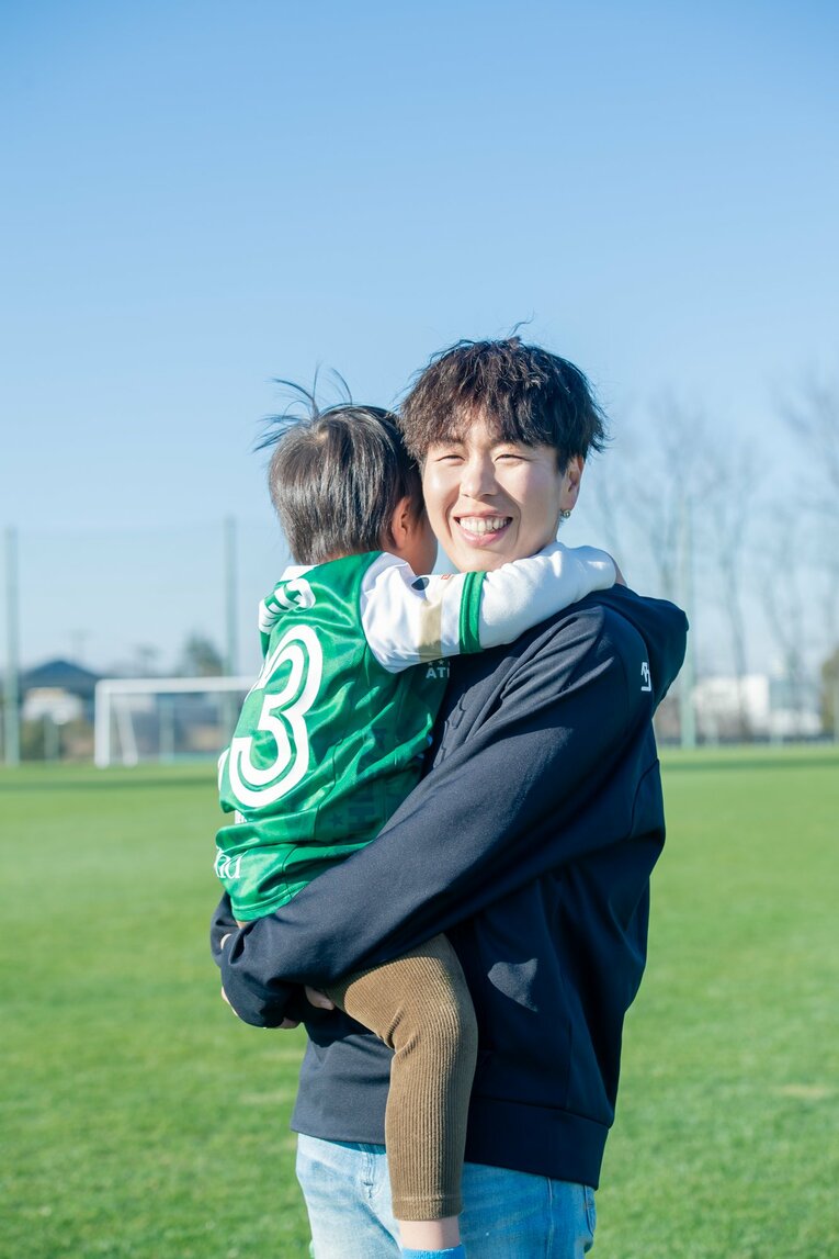 岩清水梓と愛息の“サッカー外遊び”（全9枚中の8枚目）　©Miki Sano