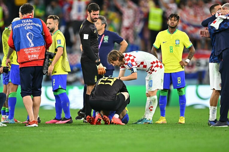 ブラジルの選手を励ますモドリッチ　©Takuya Kaneko/JMPA