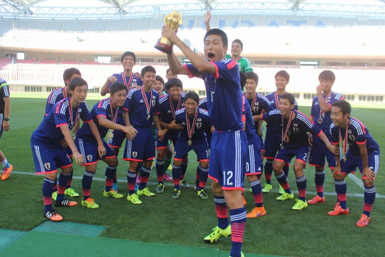 高2の冨安健洋（後列）、手前でカップを掲げるのは橋岡大樹（高1）　©︎Takahito Ando