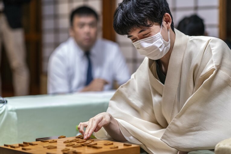 感想戦での藤井七冠　©Takuya Sugiyama