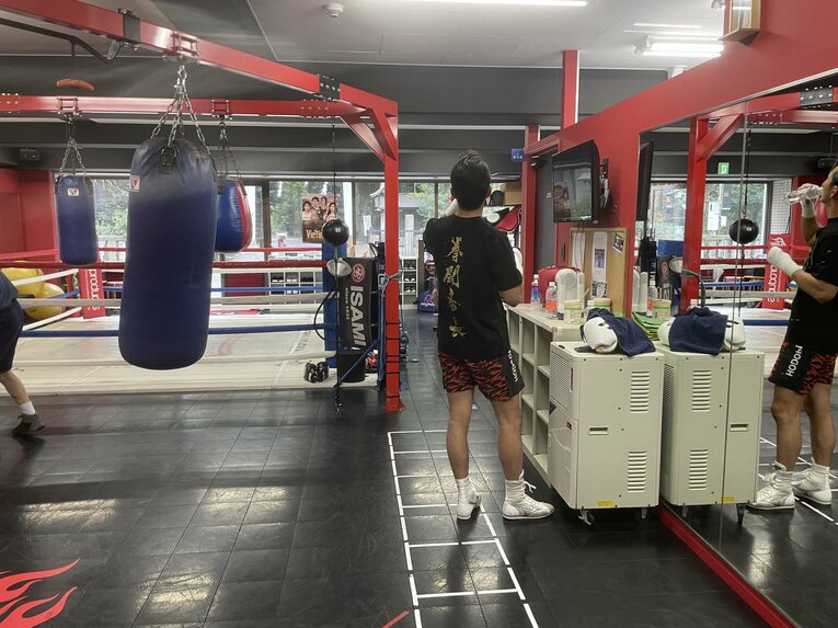 「拳闘番長」のTシャツを着て練習する和氣慎吾　©︎Shimei Kurita