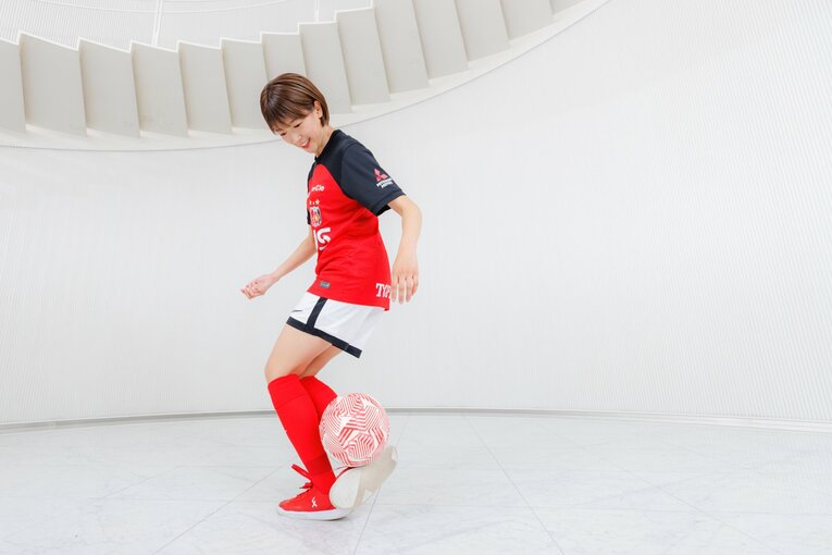 眞嶋さんの「ウマすぎリフティング」連続写真　©Kiichi Matsumoto