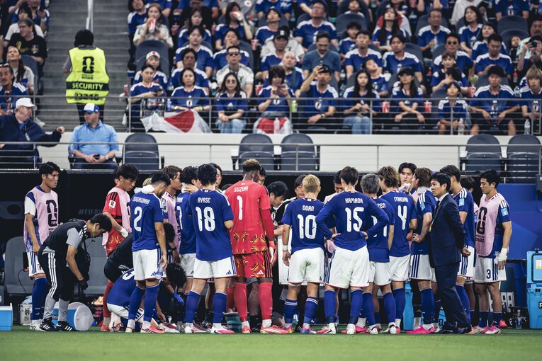 テレビに映らなかったスウェーデン戦“ソックス異変”の一部始終…中村敬斗と田中碧がハサミを（写真は右に続きます）　©Kiichi Matsumoto/JMPA