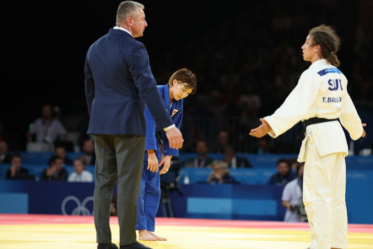 女子48キロ級準決勝。角田夏実の相手、バブルファト（スウェーデン）も判定に抗議した　©JMPA