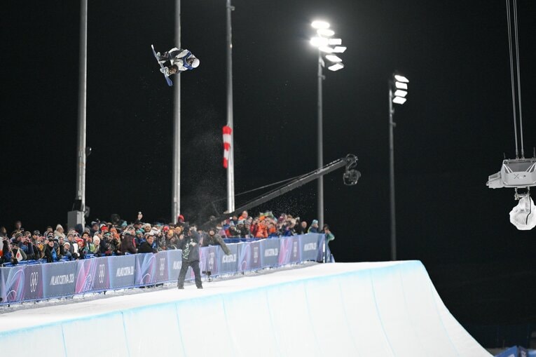 戸塚のランを連続写真で。高い！　©Nanae Suzuki/JMPA