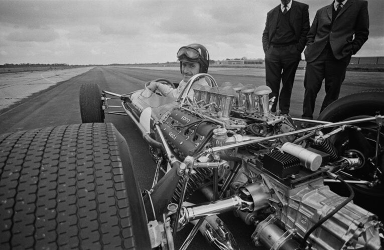 1967年5月、完成直後のフォード・コスワースDFVを搭載するロータス49とグラハム・ヒル　©Getty Images