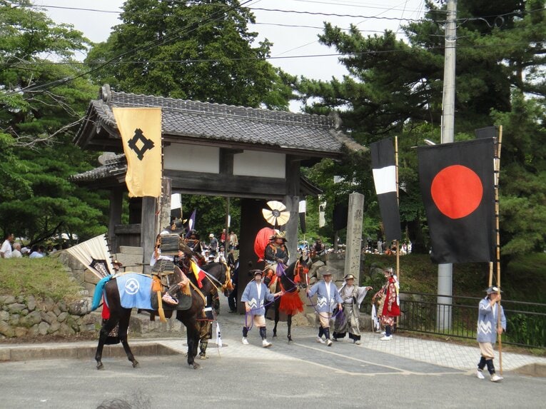 2011年7月の相馬野馬追で総大将が騎乗したマイネルアムンゼン（中央）も震災から生き残った被災馬だった
