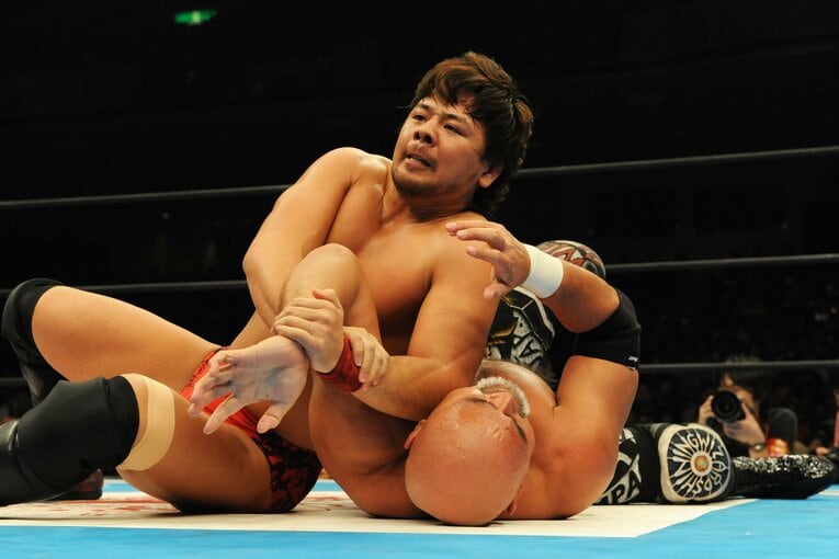 2008年10月13日、両国国技館。アームロックで武藤敬司を攻める中邑真輔