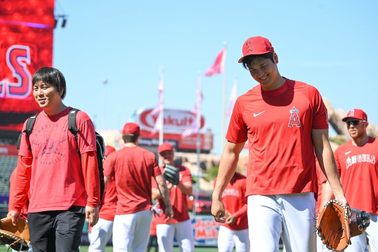 84年生まれの水原通訳と94年生まれの大谷　©Nanae Suzuki