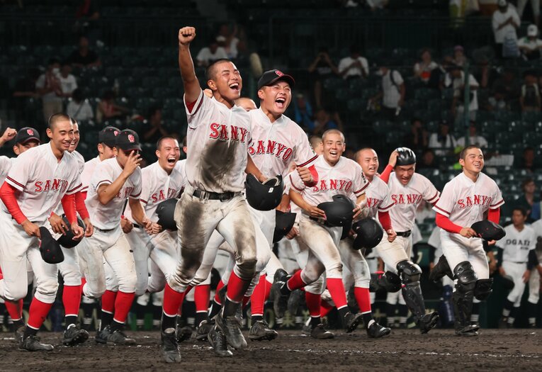 13日、大垣日大にタイブレークの末、相手のサヨナラエラーで勝利をもぎ取った、おかやま山陽　©JIJI PRESS