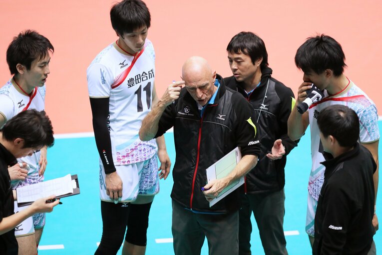 高松（左）ら選手たちに指示を出すアンディッシュ監督（2016年）©︎AFLO SPORT