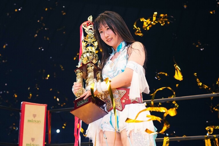 上谷沙弥を倒し赤いベルトを巻いてスターダムの頂点に立った玖麗さやか。4月26日、横浜アリーナ　©Essei Hara