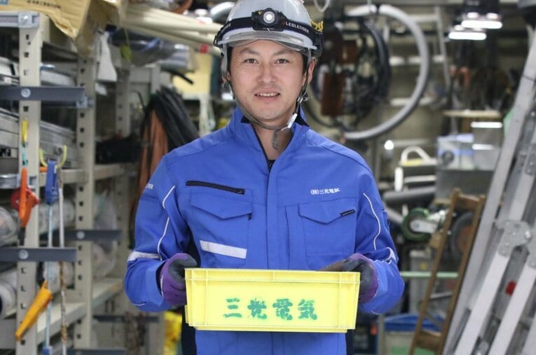 現在は電気工技師として働く青木孝太（36歳）。プロ引退後は無気力な生活を過ごしたが、天職と出会った ／ photograph by Takahito Ando