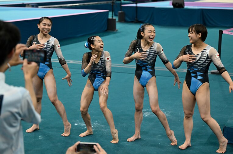 7月30日、女子団体決勝を終え、笑顔で記念撮影をする選手たち ／ photograph by Asami Enomoto/JMPA