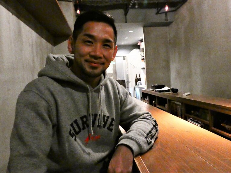 取材中の石渡　©Koji Fuse