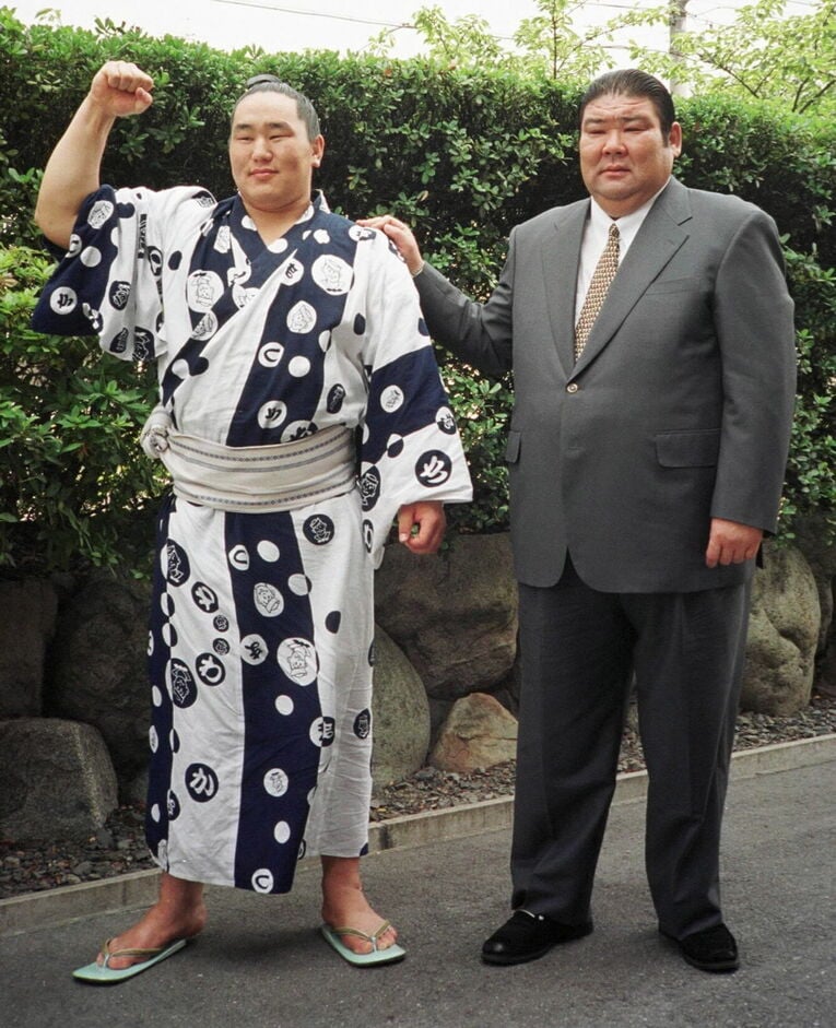 初土俵から10場所で十両昇進を果たした朝青龍（左）。右は師匠の若松親方　©︎JIJI PRESS