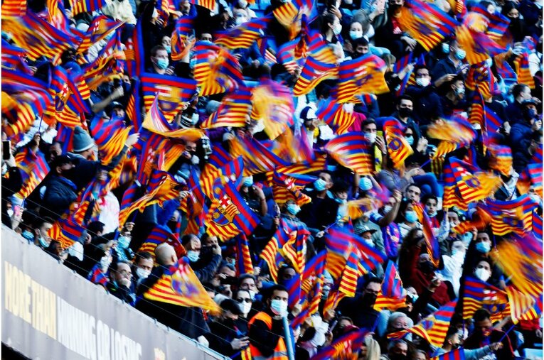 シャビ新監督41歳は暗黒バルサを救えるか 《メッシとの黄金連係・涙を撮ったカメラマン》が就任会見・初采配に見た“希望”とは(3)