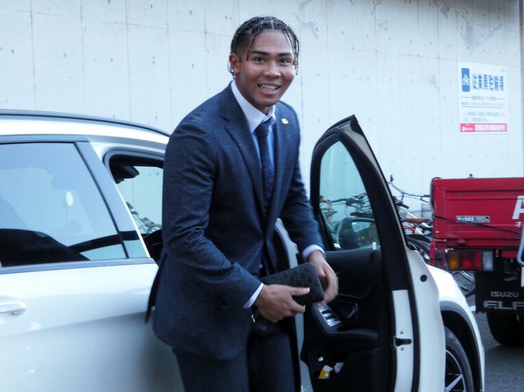 現役ドラフト当日…ドームを後にする水谷　©Kotaro Tajiri