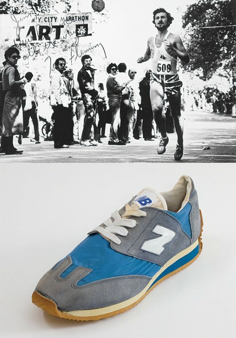 当時としては画期的なサポート性と屈曲性を両立させたシステムを採用した、ニューバランスを象徴するシューズ。1975年のニューヨークシティマラソンで、トム・フレミングがこのM320を履いて優勝。1976年の『ランナーズ・ワールド』誌で、堂々の1位を獲得した。