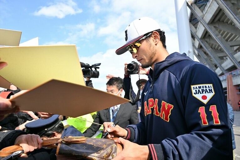 サインするダルビッシュ。ファンが大殺到　©︎Hideki Sugiyama