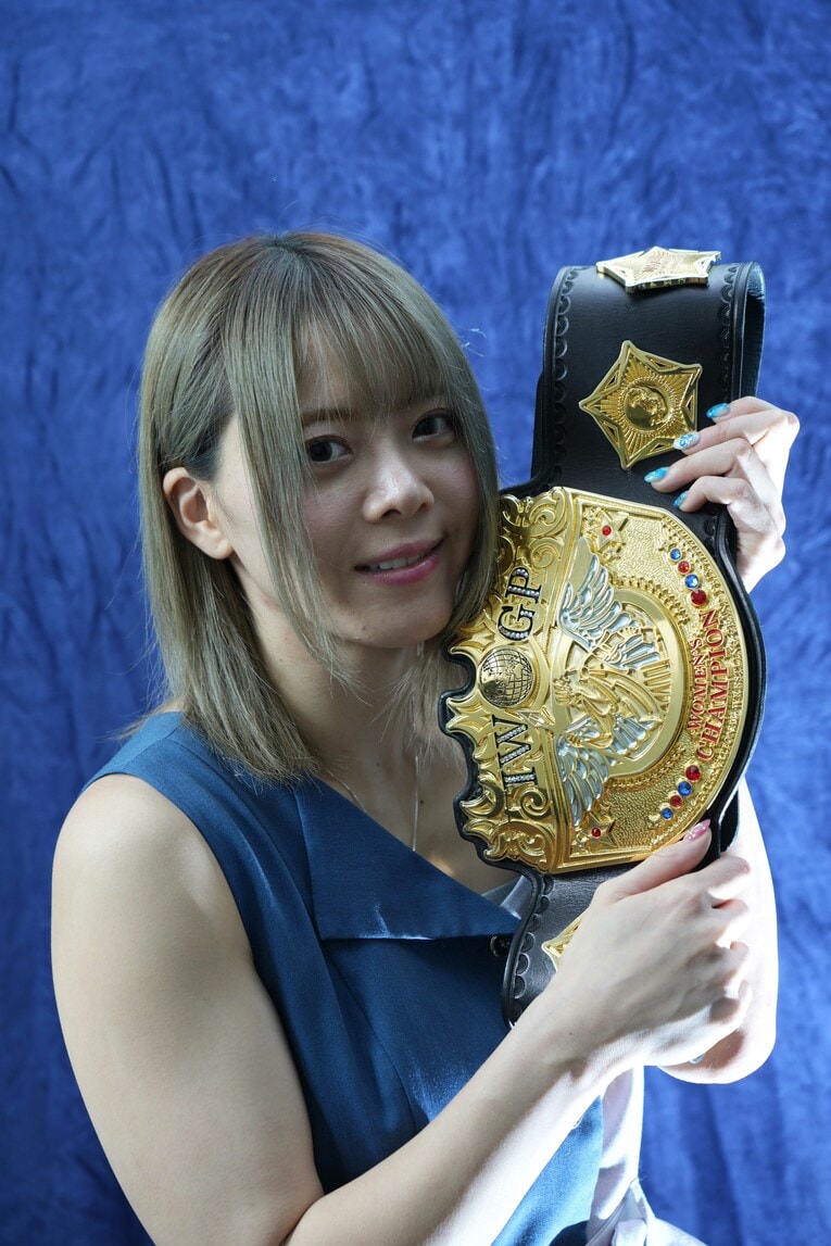 愛おしそうにIWGPのベルトを掲げる岩谷麻優　©Essei Hara