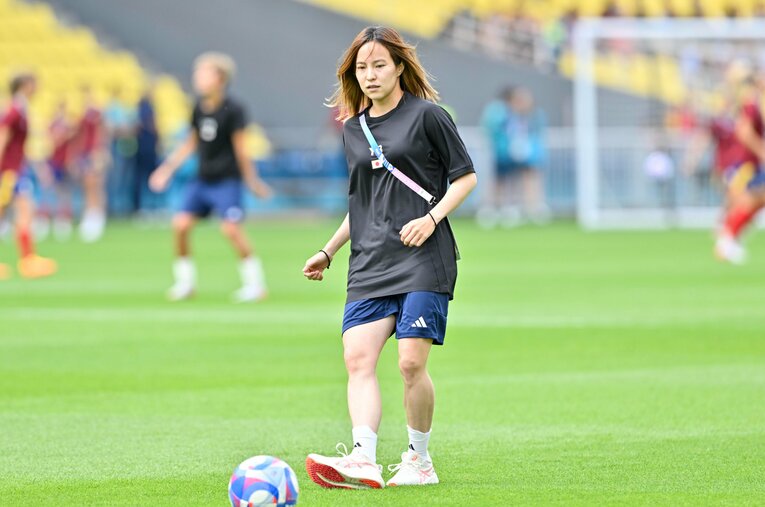 スペイン戦前の北川。ボールを蹴る姿はあったが、履いているのはスパイクではなかった　©Takuya Nakachi/JMPA