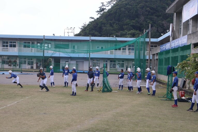 独特な形の校庭でトレーニングするエナジックナイン　©Fumi Sawai