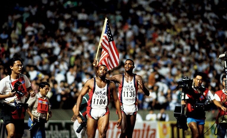 バレル（左）もそれまでの世界記録を上回ったが、主役の座は0.02秒差でルイスのもの。ウィニングランの間もバレルは呆然とした表情　photograph by Naoya Sanuki